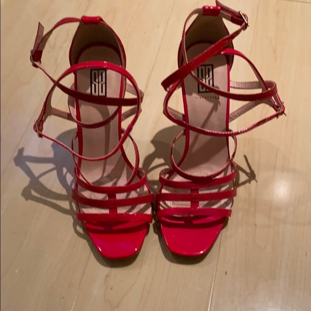 Red high heel shoes 👠